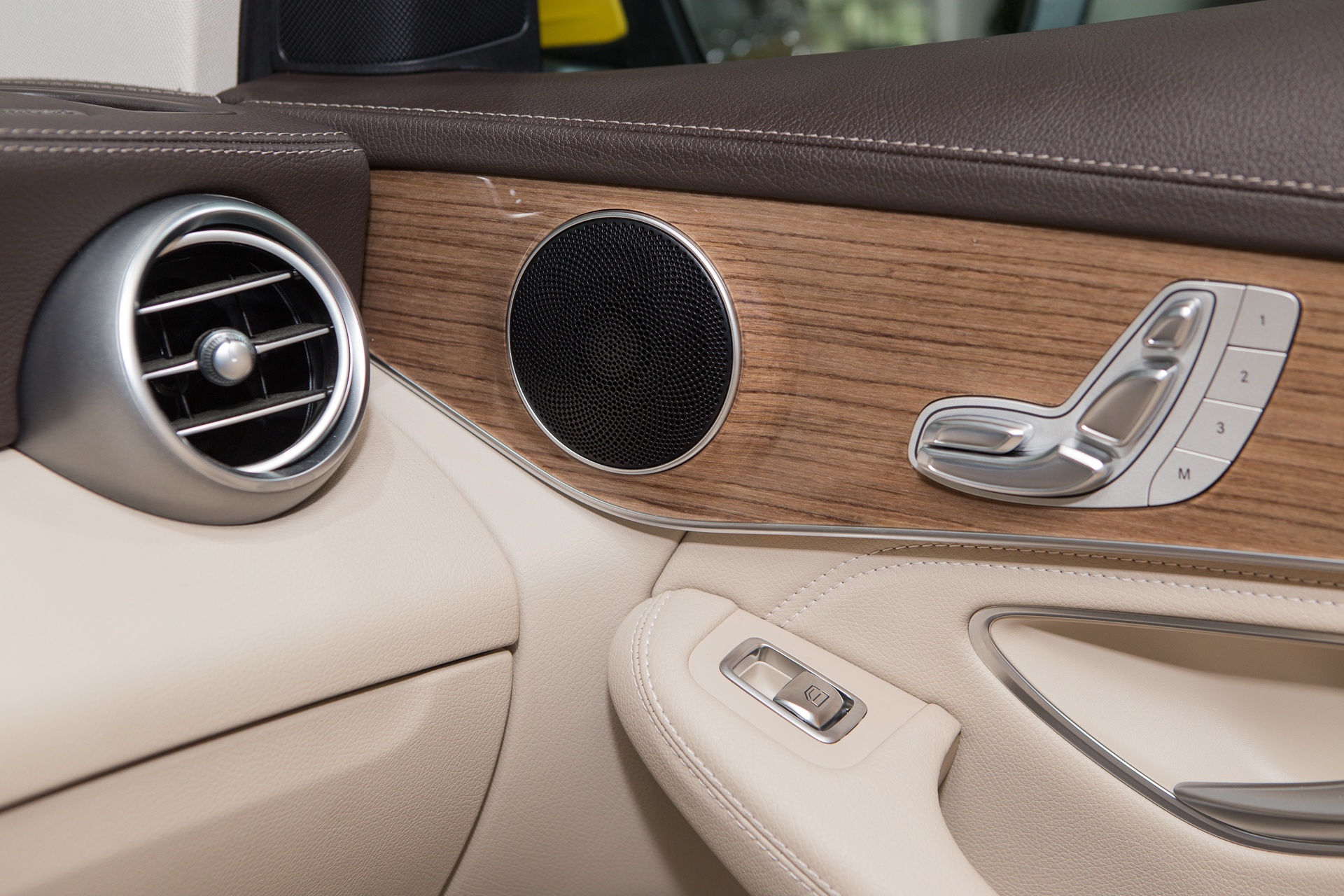 Mercedes-Benz GLC 250 mau doc anh 11