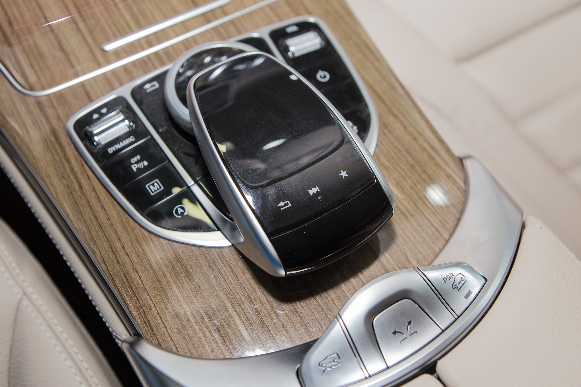 Mercedes-Benz GLC 250 mau doc anh 10