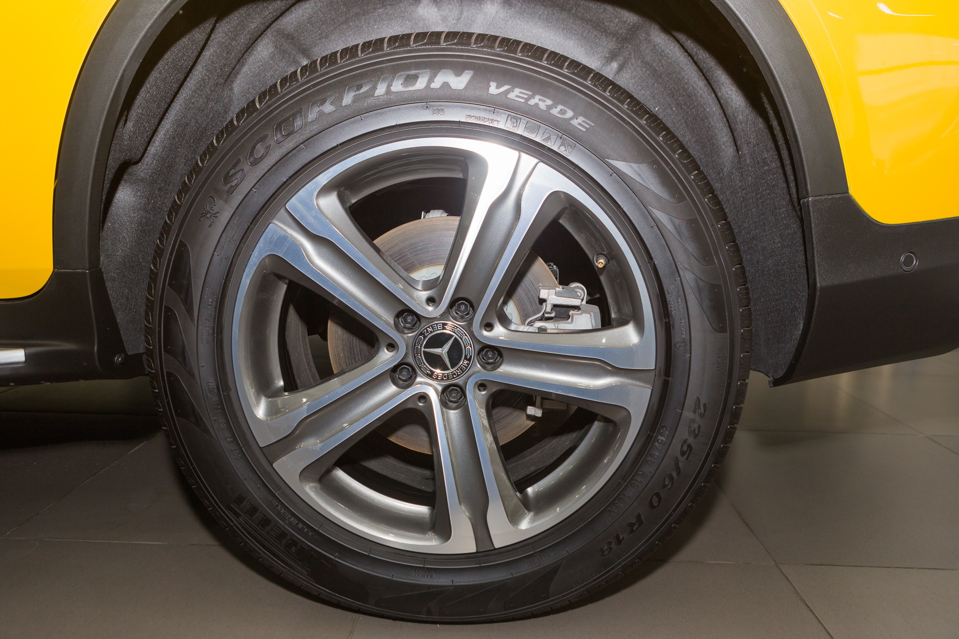 Mercedes-Benz GLC 250 mau doc anh 5