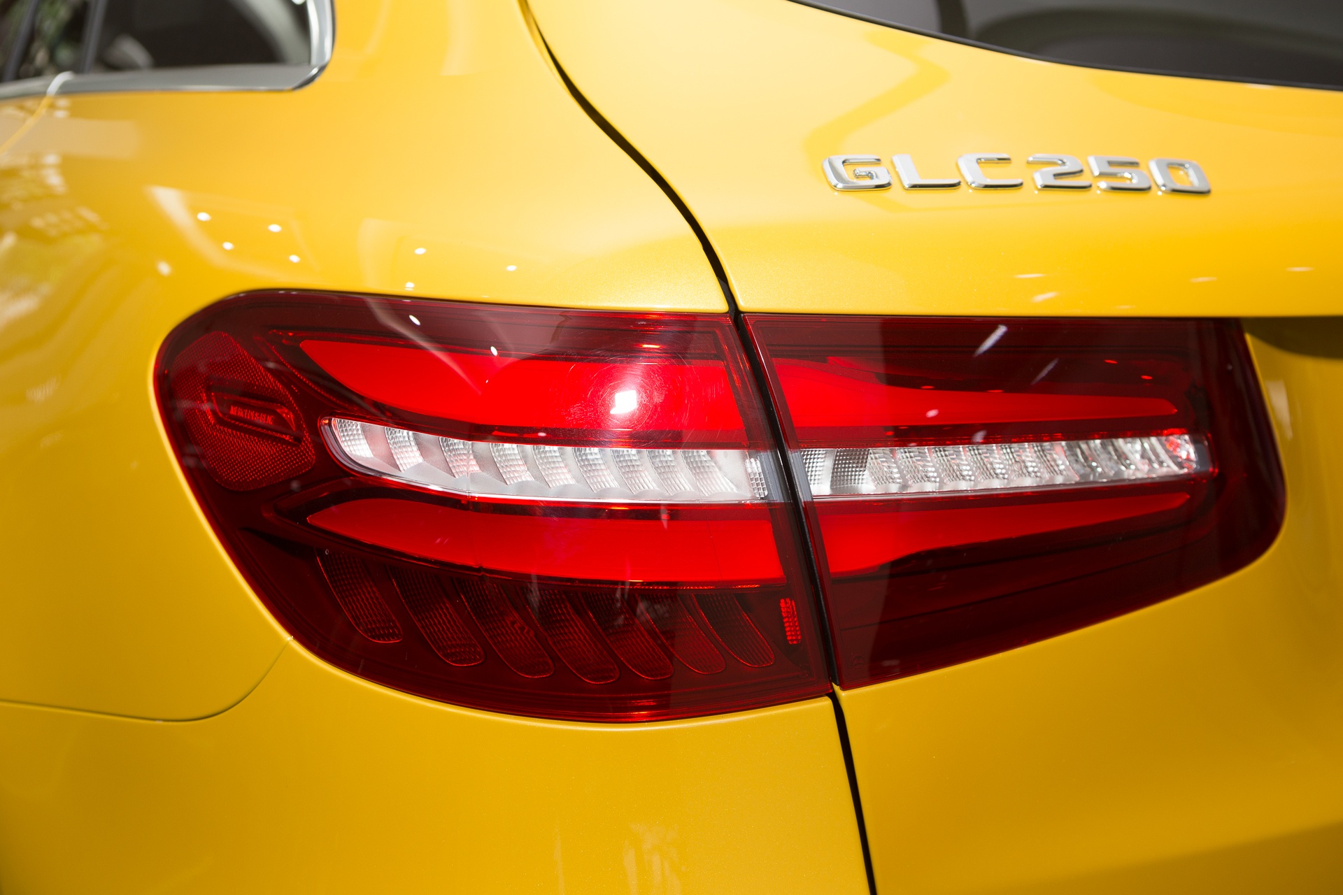 Mercedes-Benz GLC 250 mau doc anh 4