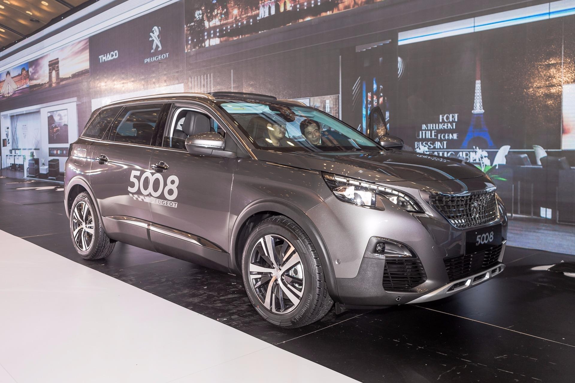 Chi tiet Peugeot 5008 gia 1,349 ty - doi thu moi cua Toyota Fortuner hinh anh