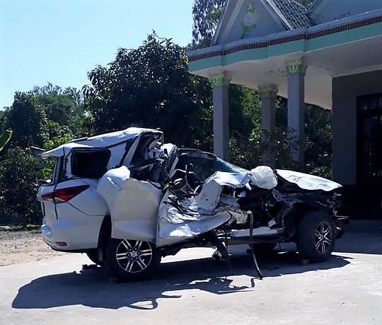 Toyota Fortuner 2017 nhau nat sau tai nan tai Dong Thap hinh anh