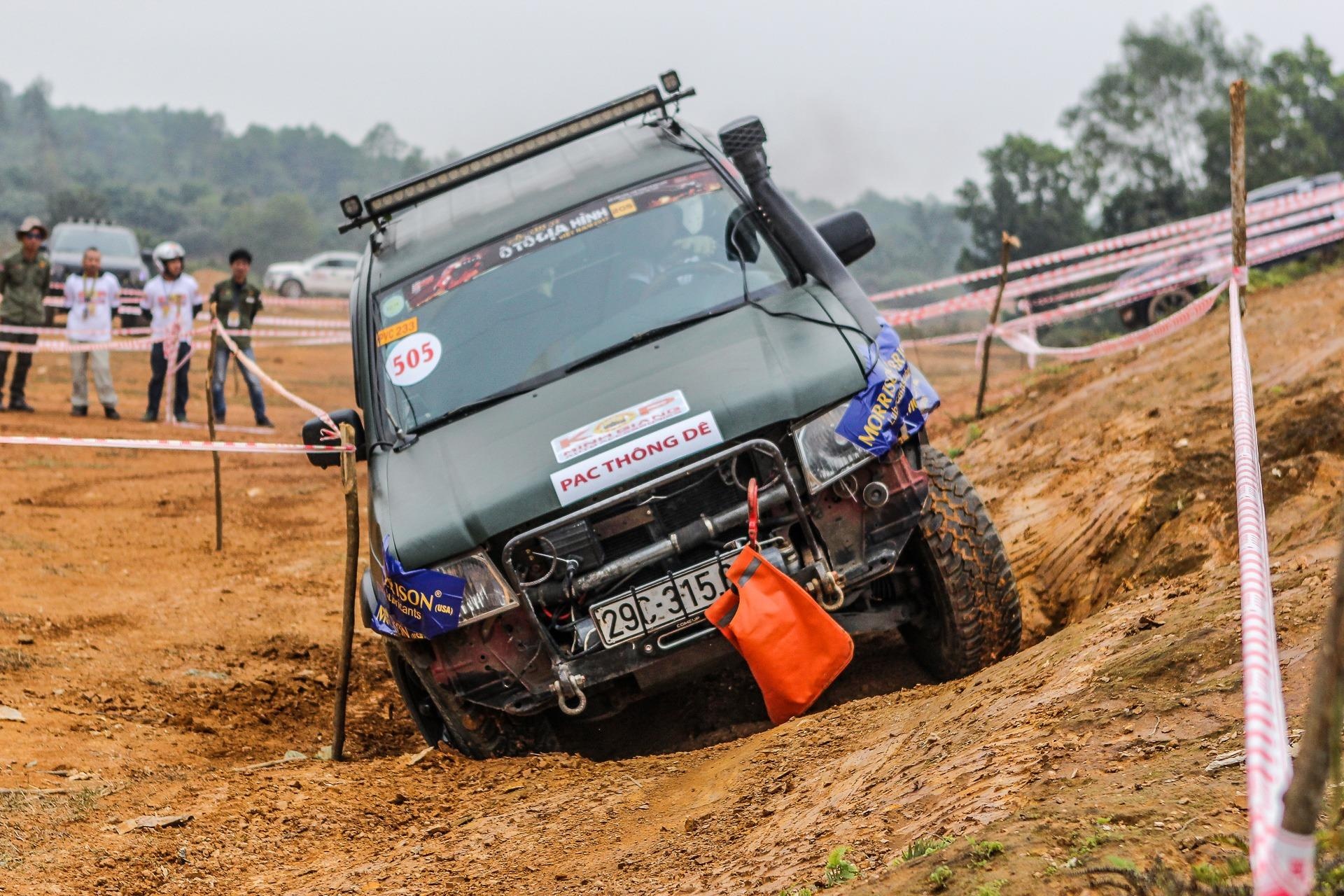 Dan xe ban tai thi tai off-road ngay cuoi tuan hinh anh