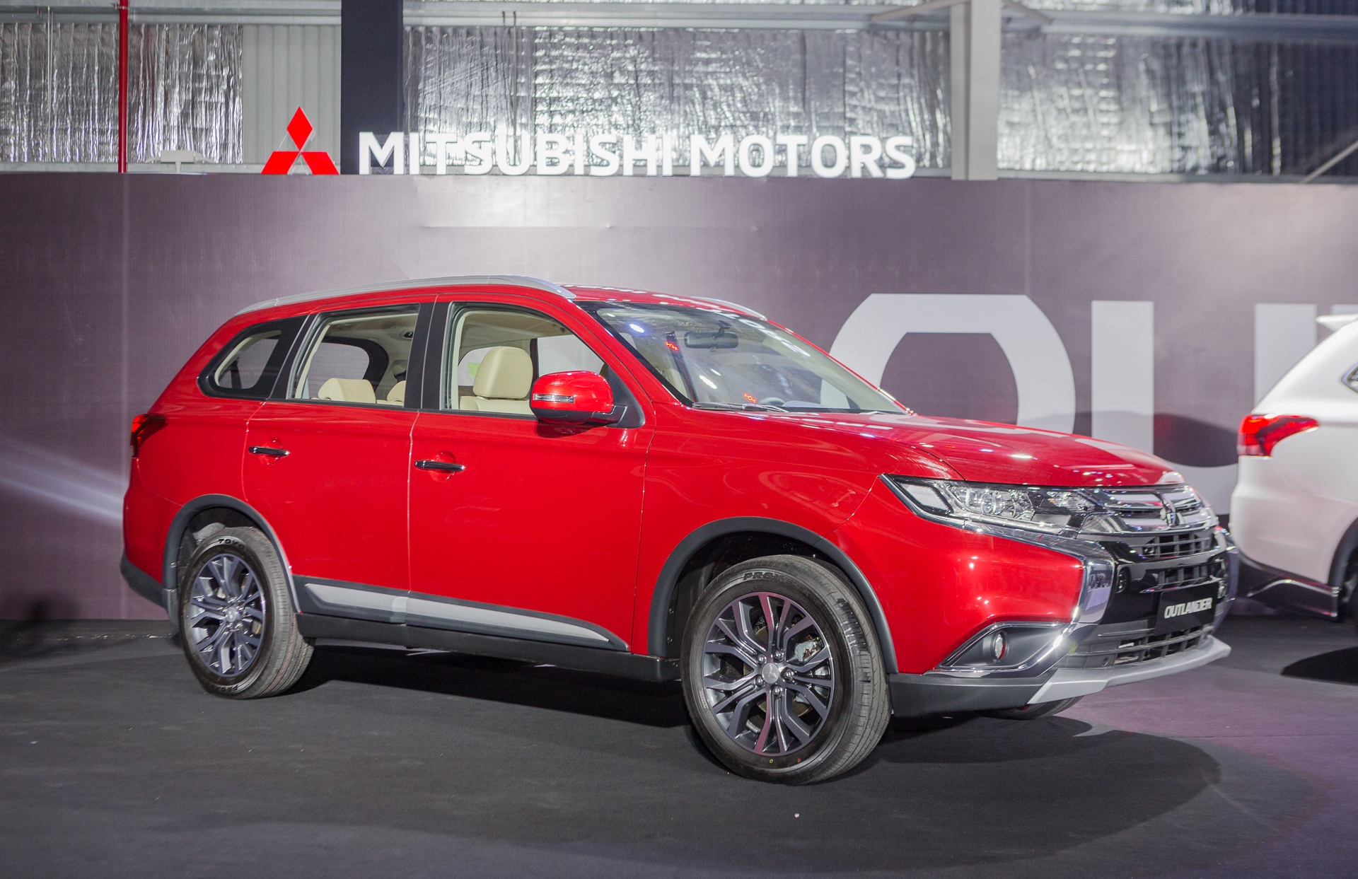 Mitsubishi Outlander CKD gia tu 808 trieu dong, quyet dau Honda CR-V hinh anh