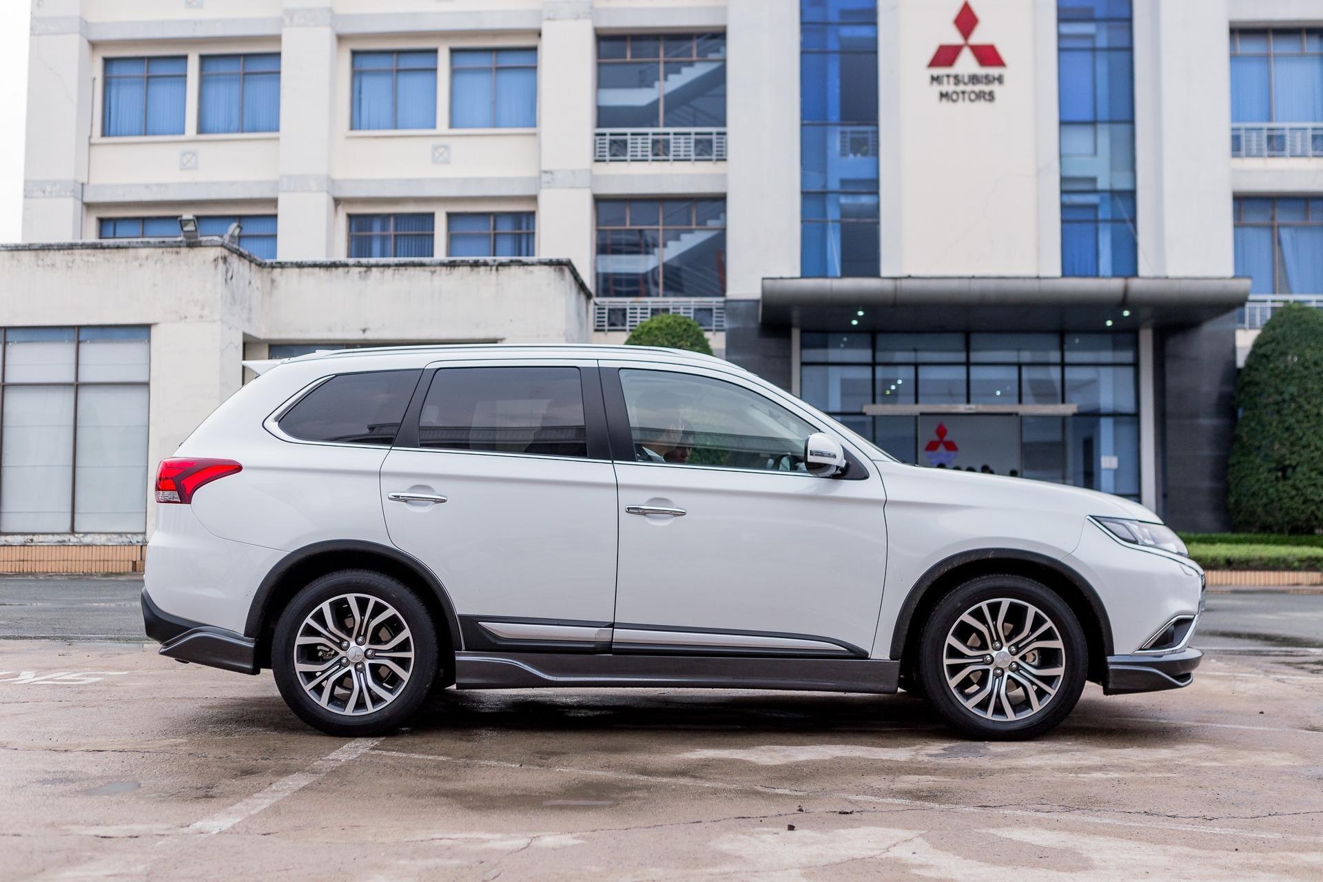 Mitsubishi Outlander lap rap them trang bi, giam gia gan 200 trieu hinh anh