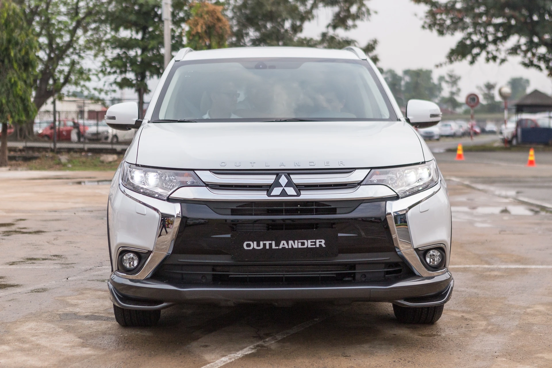 Mitsubishi Outlander CKD gia bao nhieu anh 2