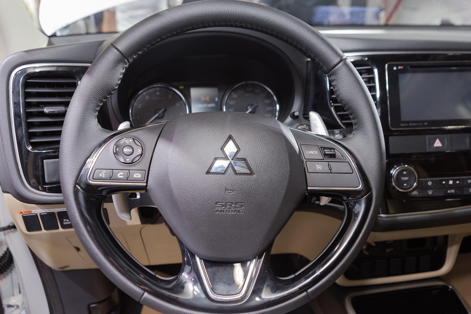 Mitsubishi Outlander CKD gia bao nhieu anh 7