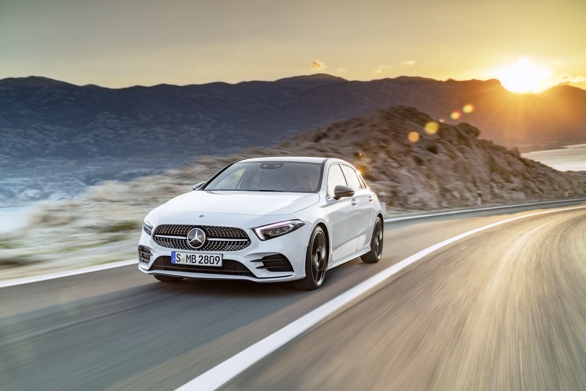Mercedes-Benz A-Class 2018 thay doi dien mao, len ke thang 3 hinh anh