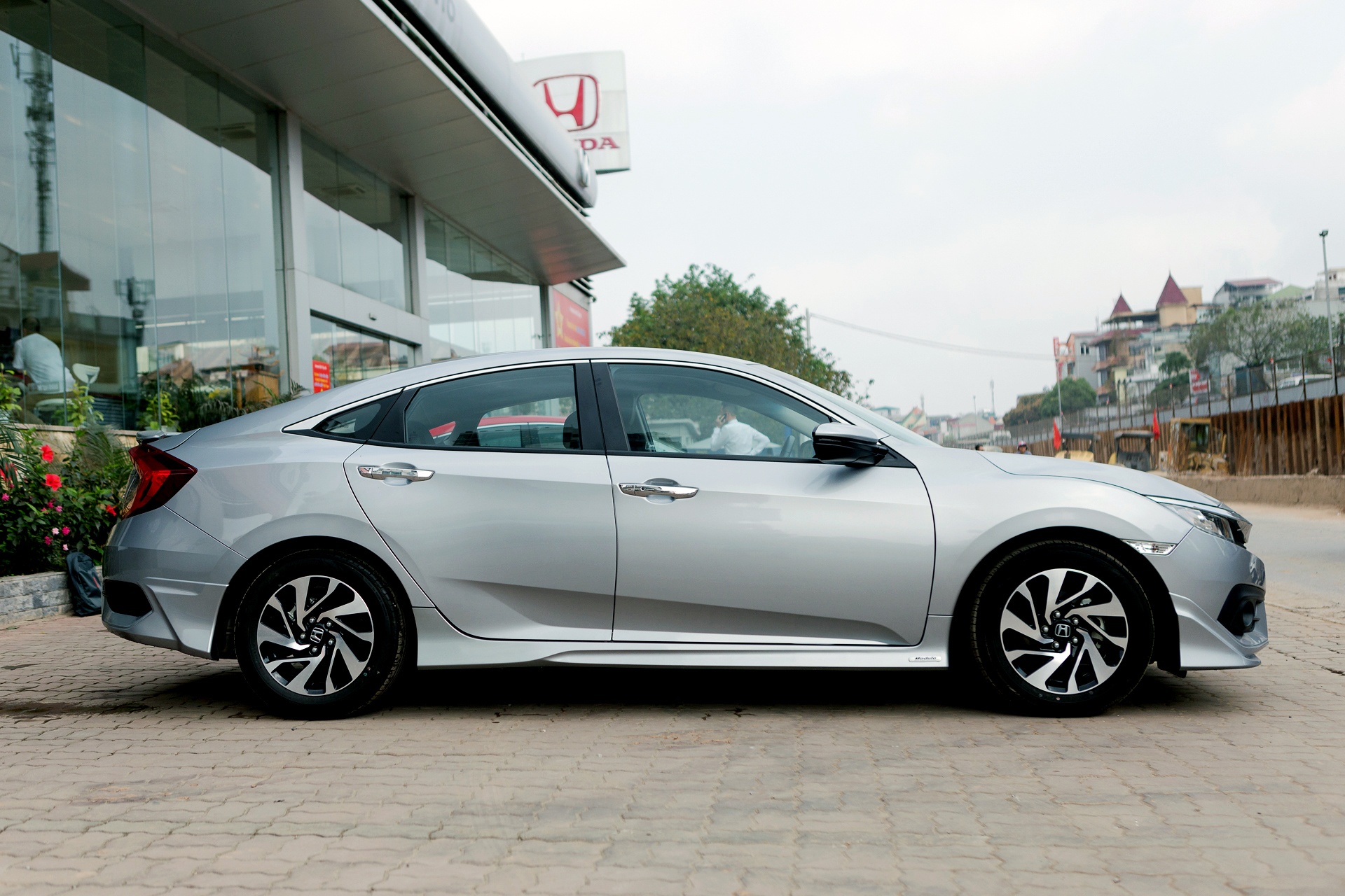Honda Civic 1.8E gia  bao nhieu anh 2