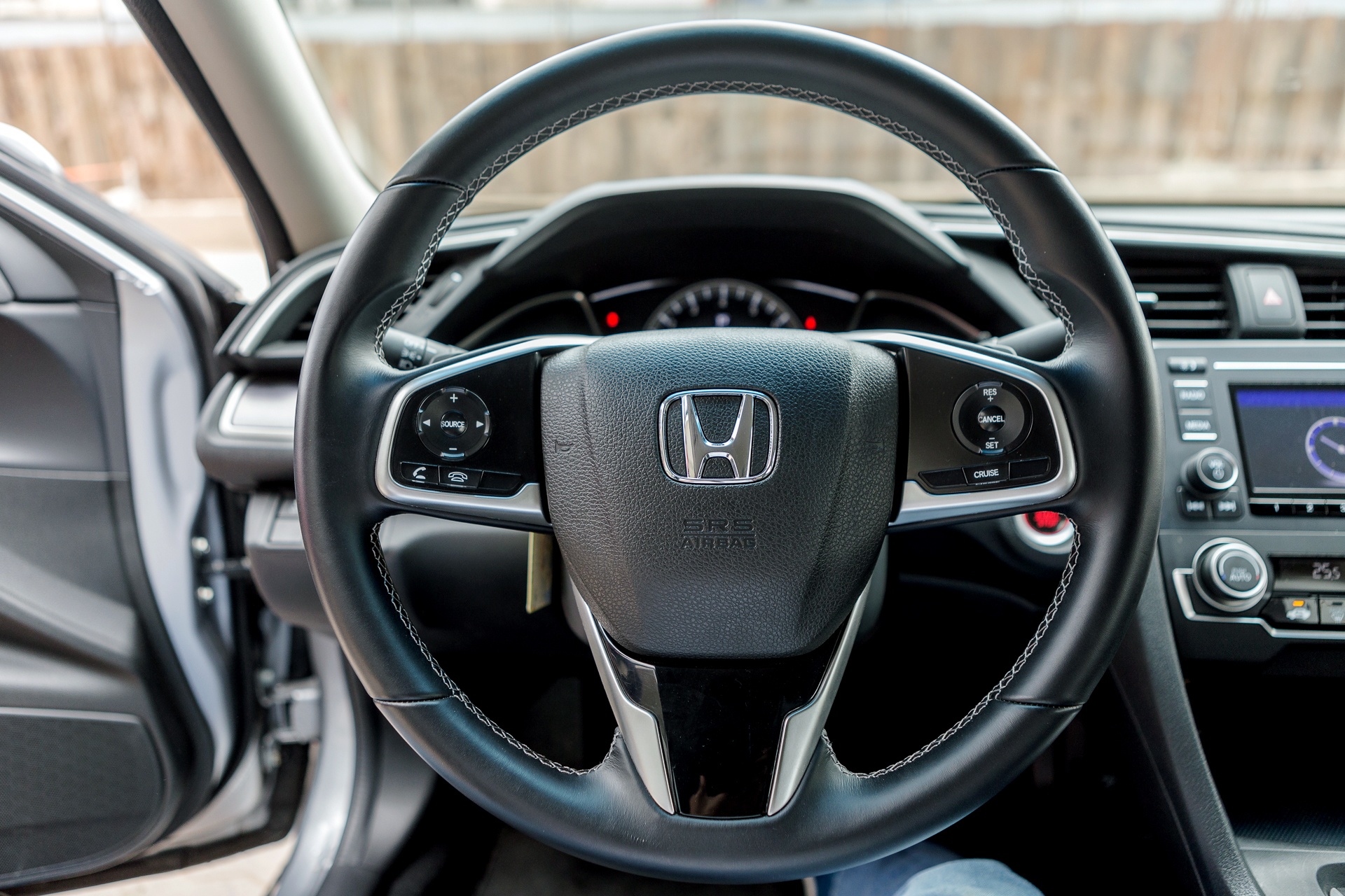 Honda Civic 1.8E gia  bao nhieu anh 8