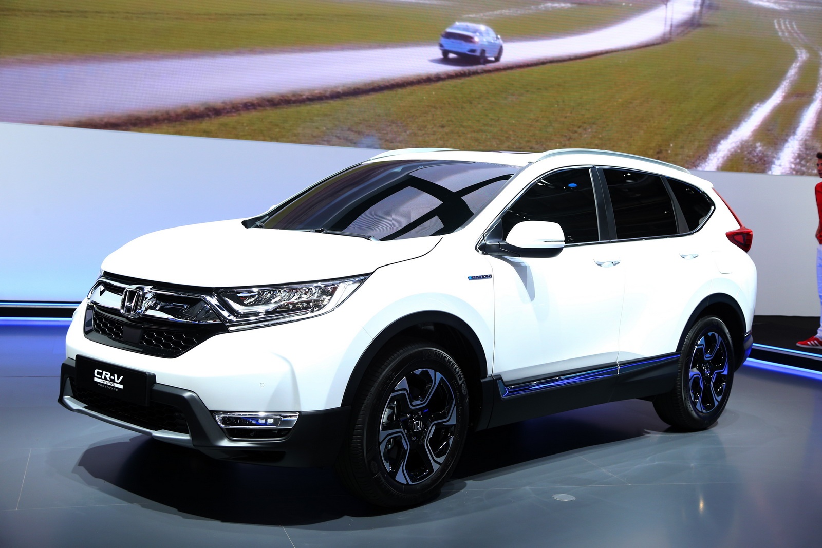 Anh thuc te Honda CR-V ban hybrid tai chau Au hinh anh