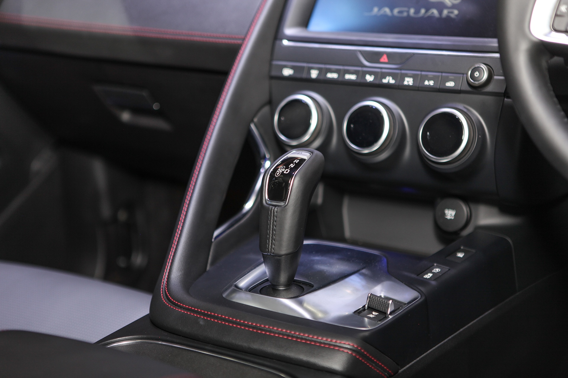 Jaguar E-Pace ra mat Dong Nam A anh 9