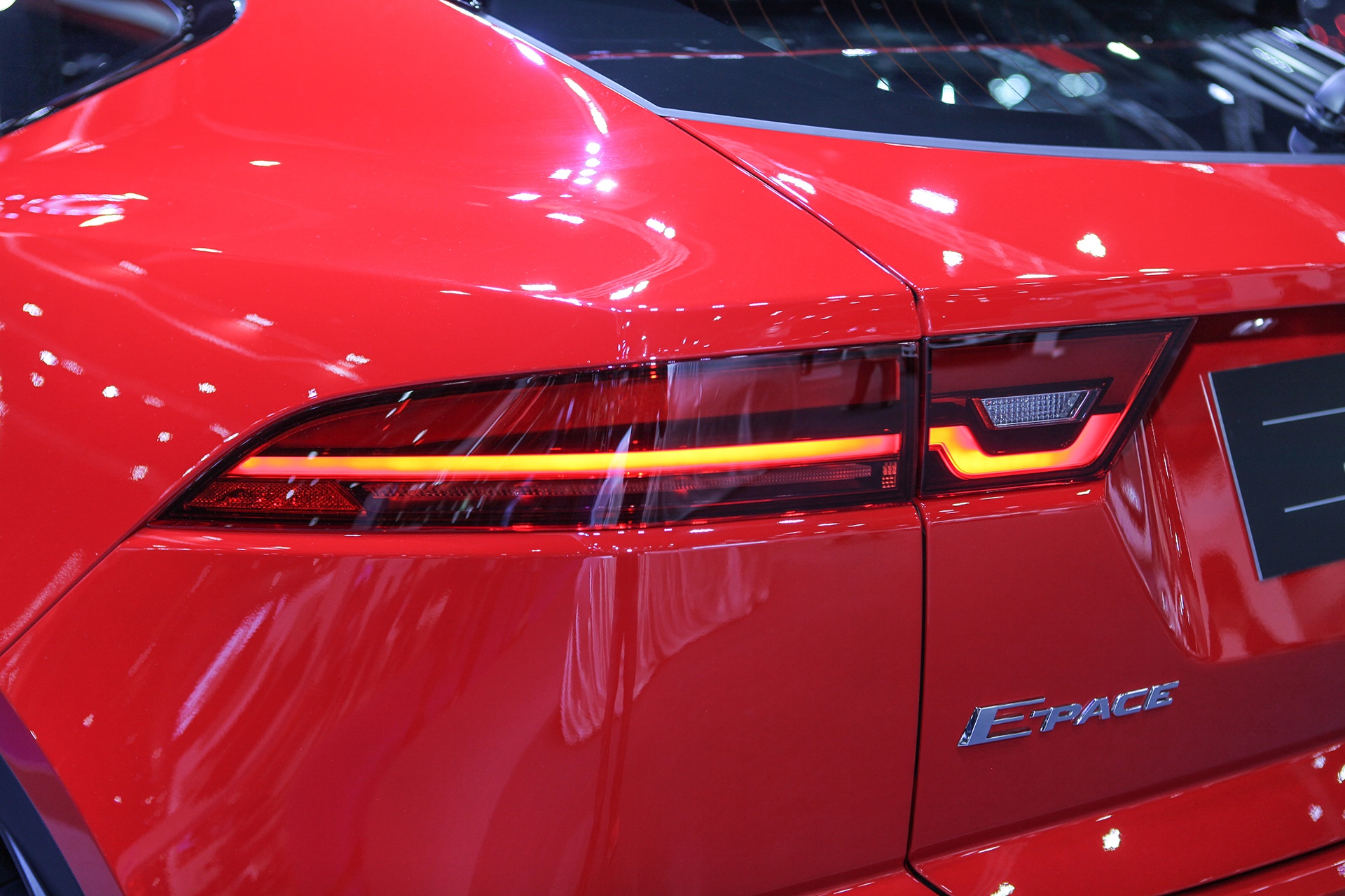 Jaguar E-Pace ra mat Dong Nam A anh 7