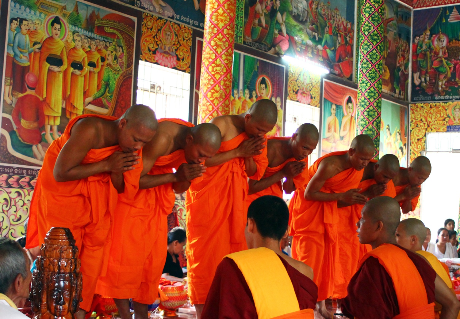 Cũng trong ngày này, một số gia đình cũng đưa con trai mình vào chùa tu hành (Lễ nhập tu). Với người Khmer, đi tu là cơ hội để người con trai được giáo dục hoàn chỉnh nhất về đạo lý. Với những người con trai, đây cũng là dịp để báo hiếu cha mẹ.