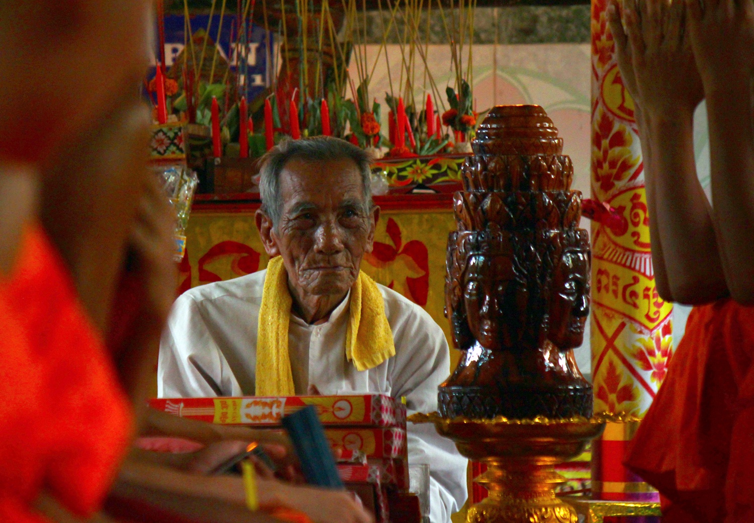 . Tuổi của người con trai bắt đầu vào chùa tu bậc Sadi la từ 12 đến 20 tuổi. Các Sadi phải hành lễ thọ thập giới và nghe 10 điều răn với sự chứng kiến của các vị sư và một vị cao niên gọi là Àcha.