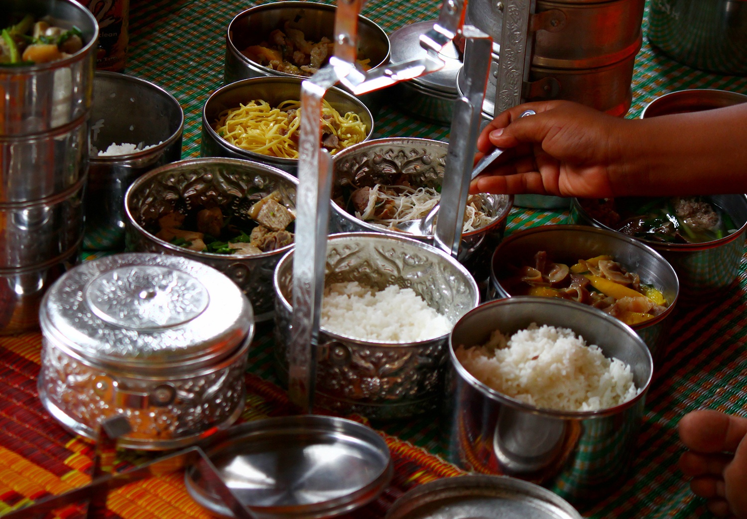 Các gia đình dâng cơm lên các nhà sư sau lễ rước đại lịch. Mâm cơm do người dân trong sóc dâng lên chùa, thường là 1 món kho, 1 món mặn và 1 món xào hoặc canh…