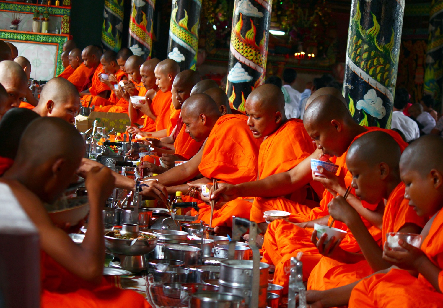 Các vị sư dùng bữa ở lễ “Dâng cơm”- một nghi lễ trong ngày tết Chol Ch’nam Th’may.