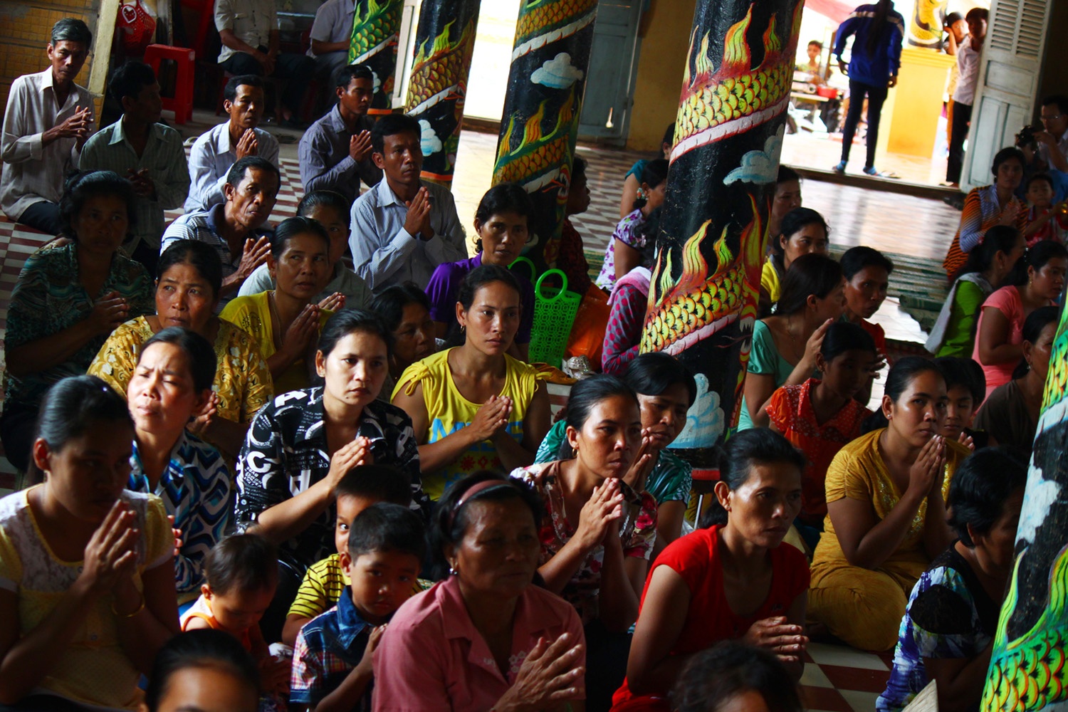 Các phật tử cùng đọc kinh cầu phúc cho năm mới.