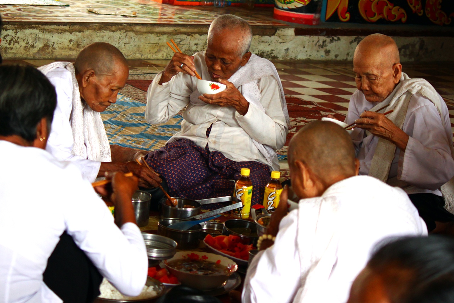 Sau khi các vị sư dùng cơm xong, các phật tử cùng nhau dọn dẹp thức ăn thừa rồi dọn mâm cơm mới ngay trong chùa và quây quần dùng bữa cùng nhau.