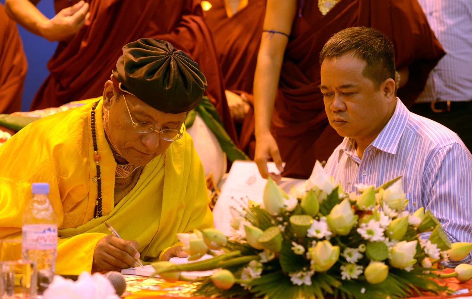 Đức Pháp Vương vui vẻ ký tặng sách cho các độc giả tham gia toạ đàm.