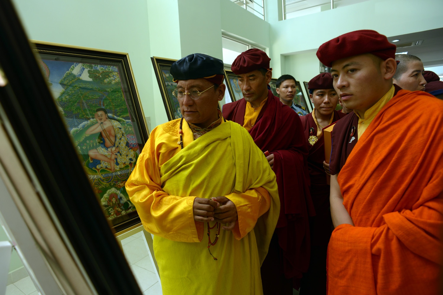 Đức Pháp Vương và Đức Nhiếp Chính Vương Gyalwa Dokhampa Jigme Pema Nyinjadh thăm quan triển lãm.