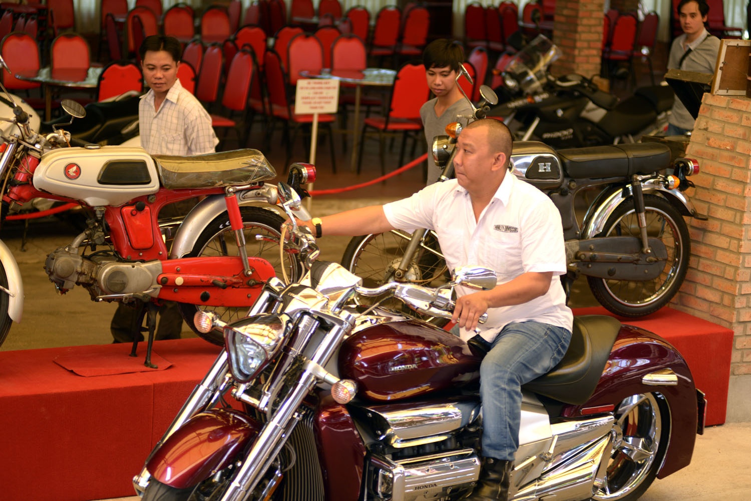 Nguyễn Tuấn Cường là một người chơi xe phân khối lớn nhưng anh nhìn thấy trong những chiếc xe cổ những giá trị xưa cũ đáng trân trọng.