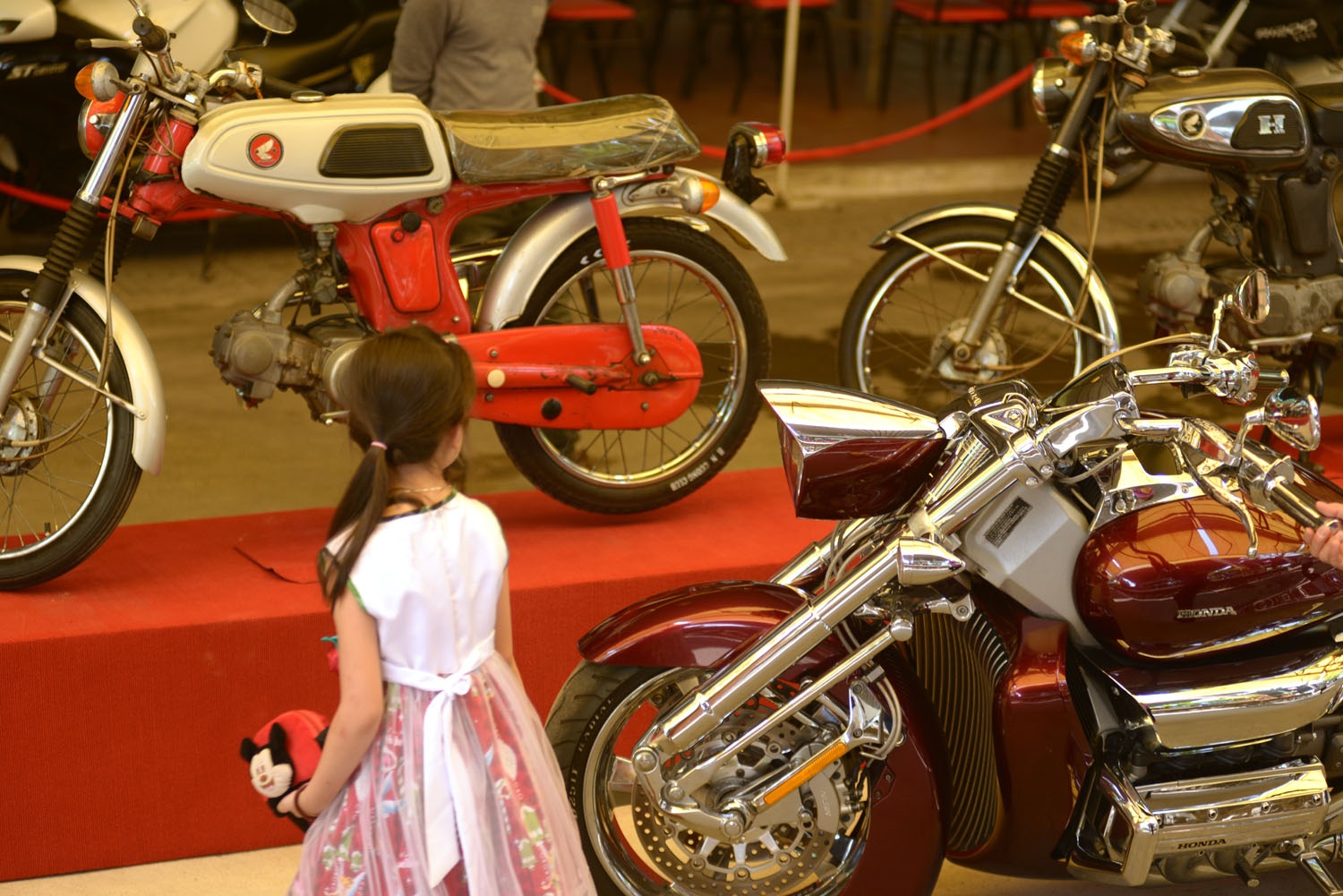 Cường cho biết: Những chiếc xe cổ đưa anh về những kỷ niệm êm đềm ngày thơ ấu.