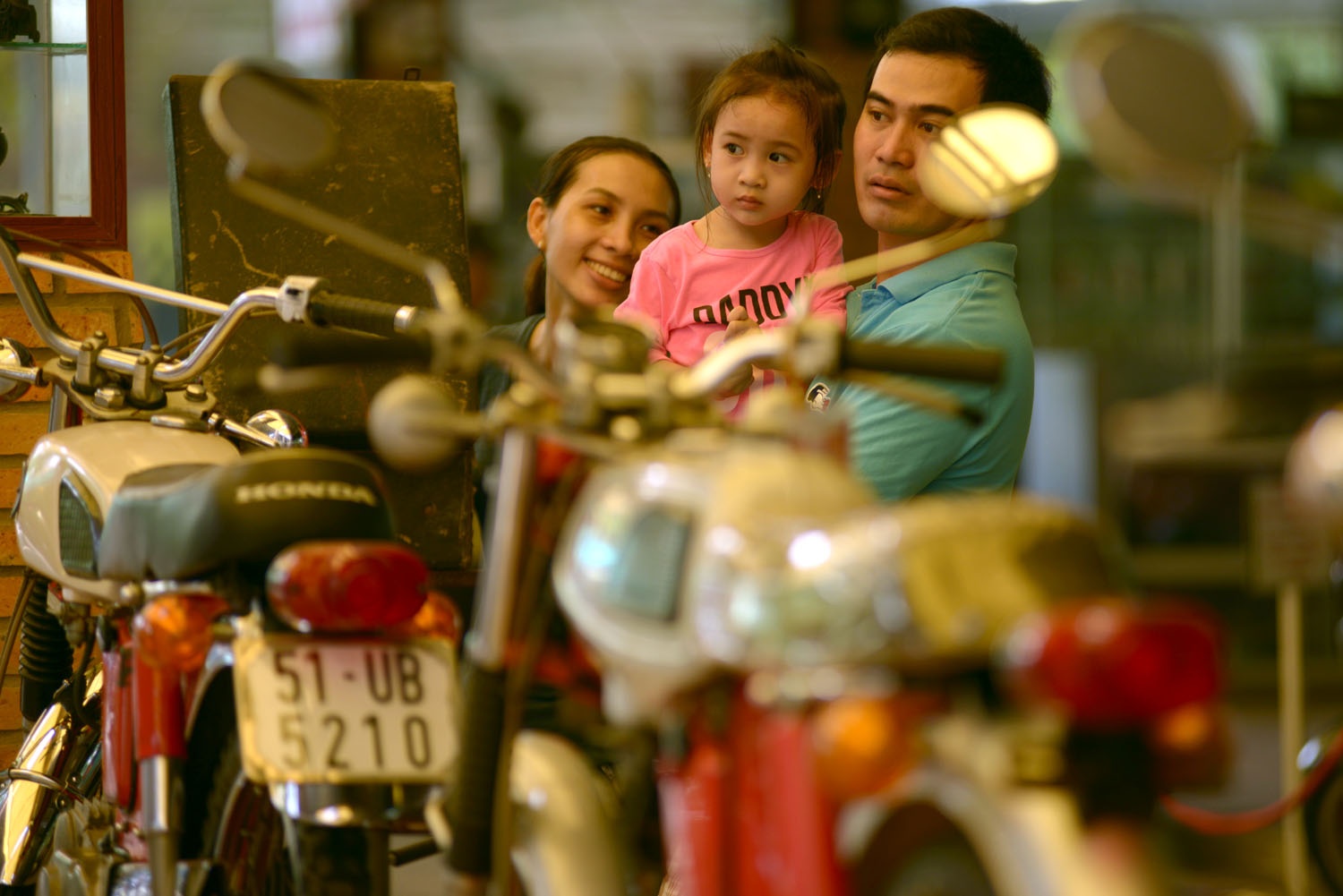 Nhiều người tỏ ra thích thú khi nhìn thấy những chiếc xe đã từng một thời có trong đời sống gia đình họ, gắn bó với kỷ niệm về cha mẹ hay ông bà.