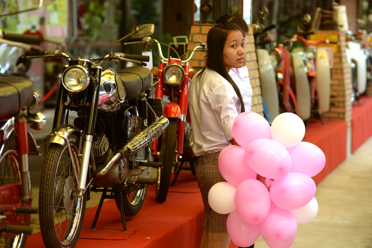 Hồng Cường dành một không gian rộng lớ để trưng bày nhưng chiếc xe của mình để người đam mê xe cổ và khách đến thăm quan, giao lưu.