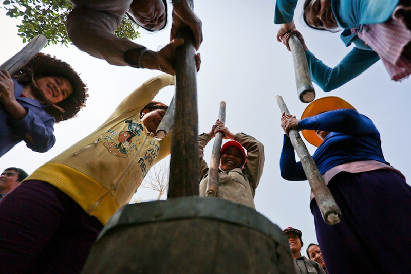 Sau mỗi dịp biểu diễn cồng chiêng, phụ nữ làng Leng cùng giã gạo để làm cơm chung vui 