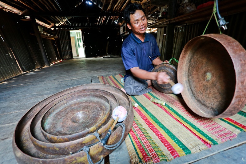 Già Đinh Jram, nghệ nhân chỉnh chiêng ở làng Leng kể: “Ngày xưa, phụ nữ Bahnar chơi chiêng nhiều lắm. Đến thời đánh Pháp, đánh Mỹ, dân làng phải di tản, cất giấu cồng chiêng trong khoảng thời gian dài. Rồi đến khi tiếng chiêng trở lại với buôn làng, không còn ai thấy phụ nữ đánh chiêng nữa…”. 