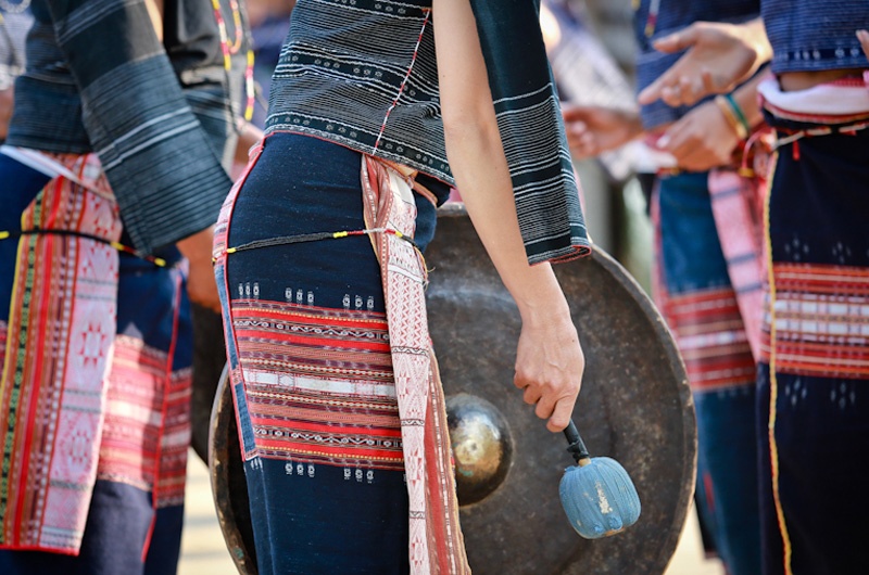 Khác xa với sự mạnh bạo, khỏe khoắn của những tay chiêng đàn ông, cách cầm chiêng, cách gõ nhịp của những nữ nghệ nhân Bana duyên dáng và uyển chuyển.