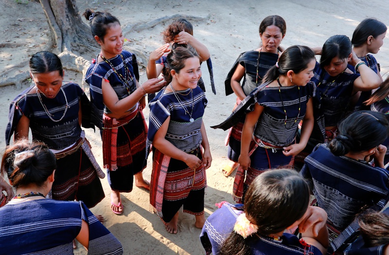 Từ ba năm nay mỗi khi làng Leng có lễ bỏ mả, mừng lúa mới, giao lưu văn nghệ với các làng hoặc có các đoàn khách phương xa, các chị em cùng tập hợp và chơi chiêng.