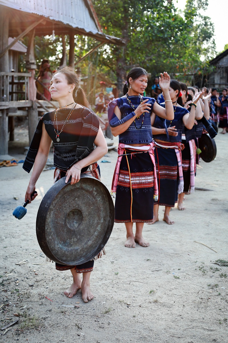 Dù cầm chiếc chiêng cái to nhất trong dàn cồng chiêng, nặng gần chục ký, đôi chân chị Đinh Thị Jrech vẫn không hề lạc nhịp so với cả đội.