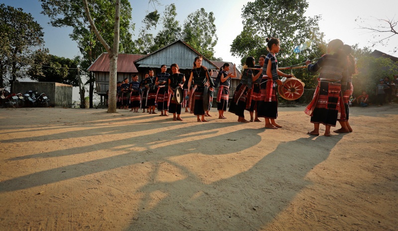 Địa điểm thường biểu diễn cồng chiêng là nhà rông – linh hồn của buôn làng.