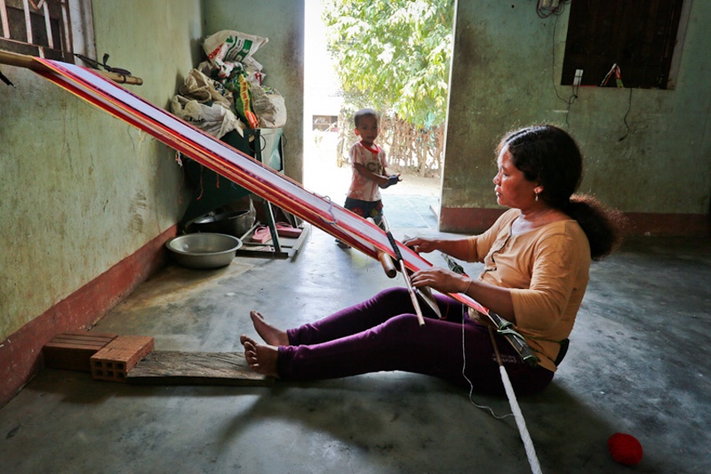 : Ở làng Leng, các thành viên của đội chiêng nữ vừa giỏi làm rẫy vừa khéo tay dệt vải .