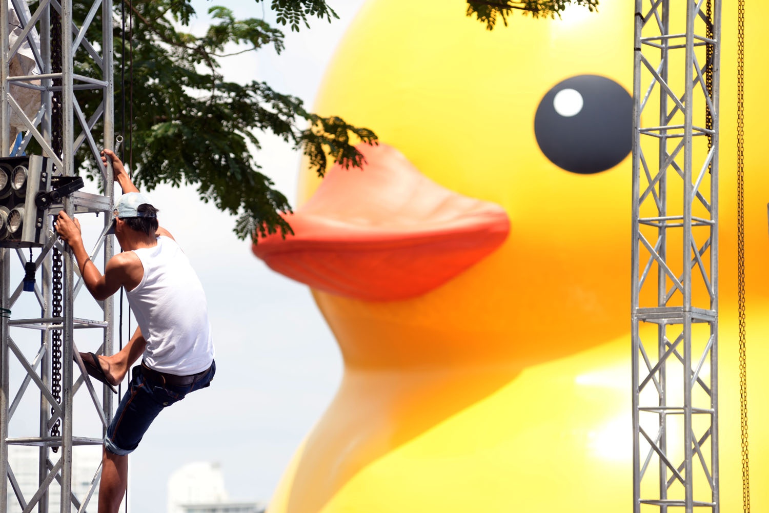 Sân khấu lớn cho buổi ra mắt chính thức đang được gấp rút hoàn thành cho ngày ra mắt 27/4.