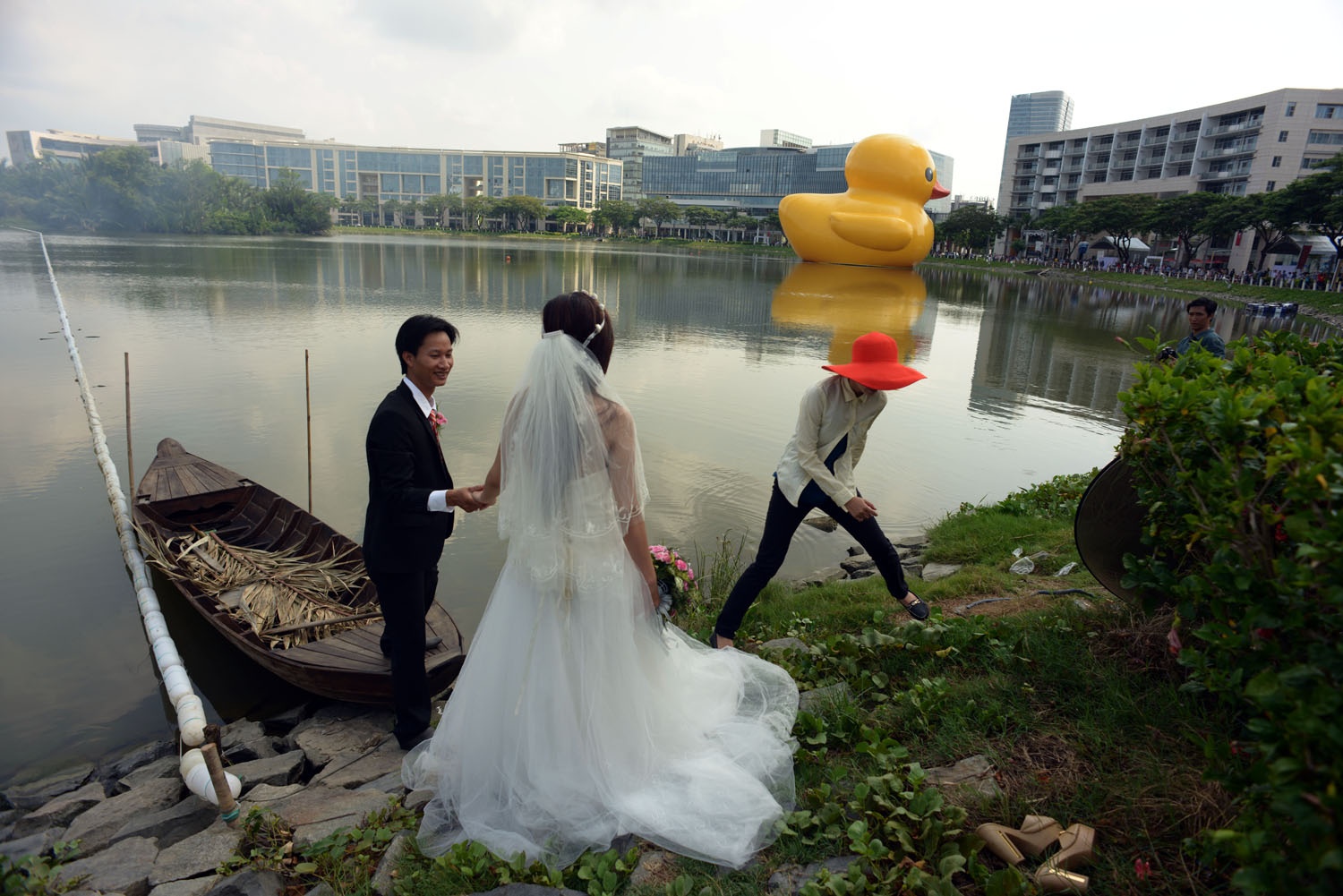 Những thợ chụp ảnh cưới nhậy bén đã kịp tận dụng cơ hội có một không hai ghi lại cho khách hàng của mình bộ ảnh cùng chú vít khổng lồ.