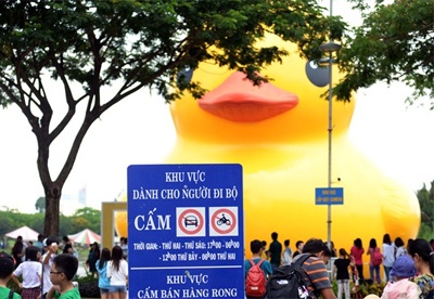 Gioi tre Sai Gon den pho nha giau xem vit khong lo hinh anh