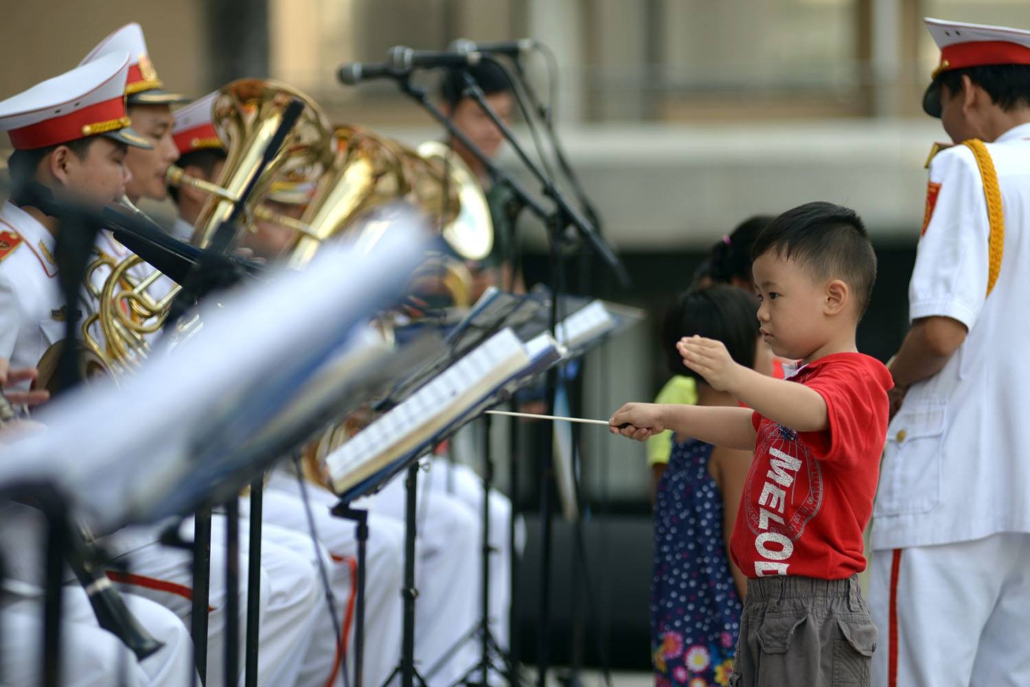 Cau be 6 tuoi thu chi huy dan nhac o he pho Sai Gon hinh anh