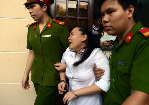 Bao mau dap chet be trai khoc lien tuc trong 3 gio xet xu hinh anh