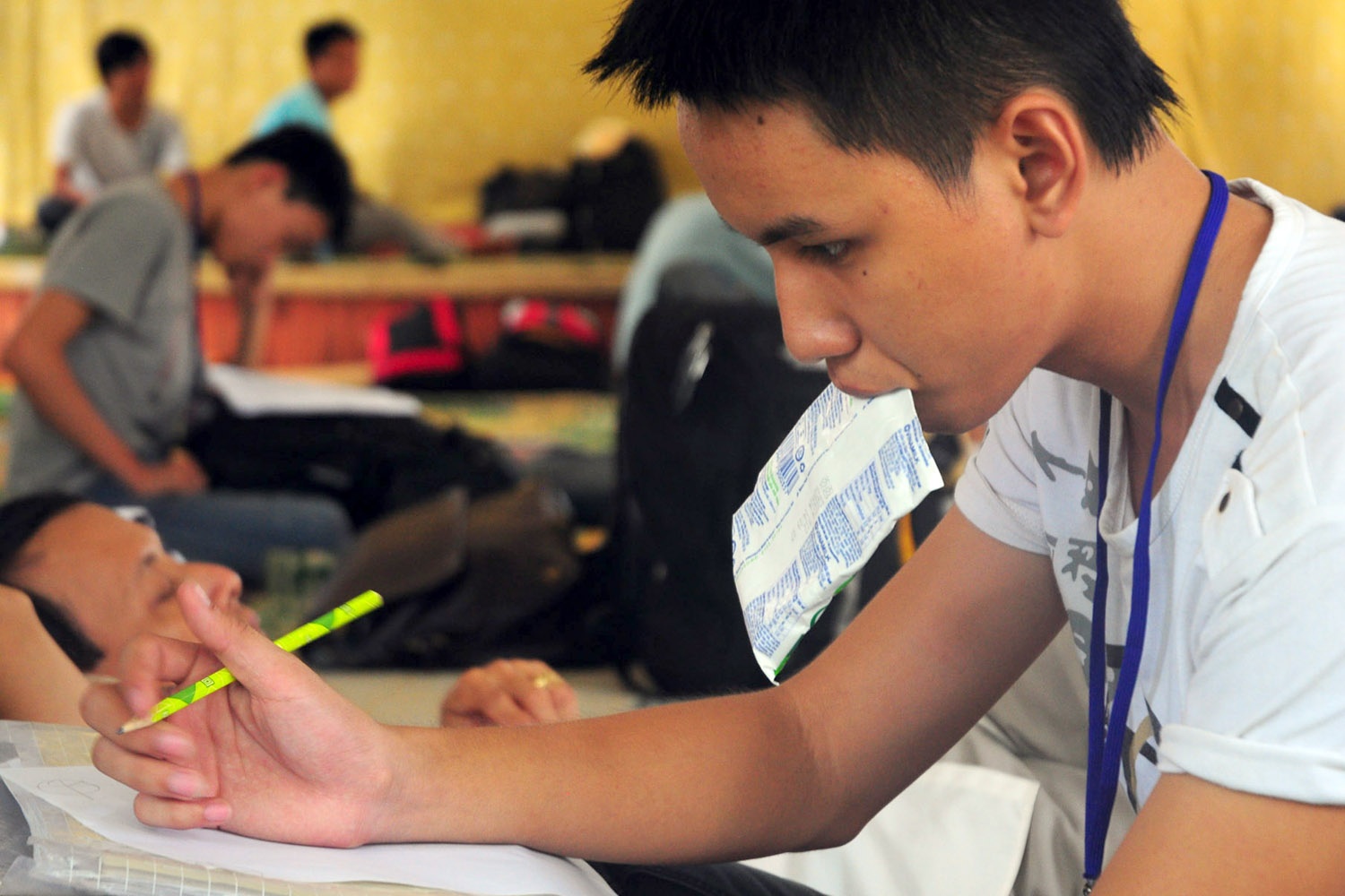 Trong khi đó, tại dãy nhà trọ của các sỹ tử nam, bạn Nguyễn Ngọc Ngân (An Giang) vừa uống sữa, vừa học bài để thi vào trường ĐH GTVT.