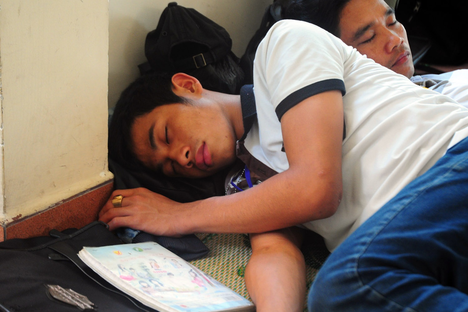 Cũng có nhiều thí sinh ngủ gật khi đang ôn bài