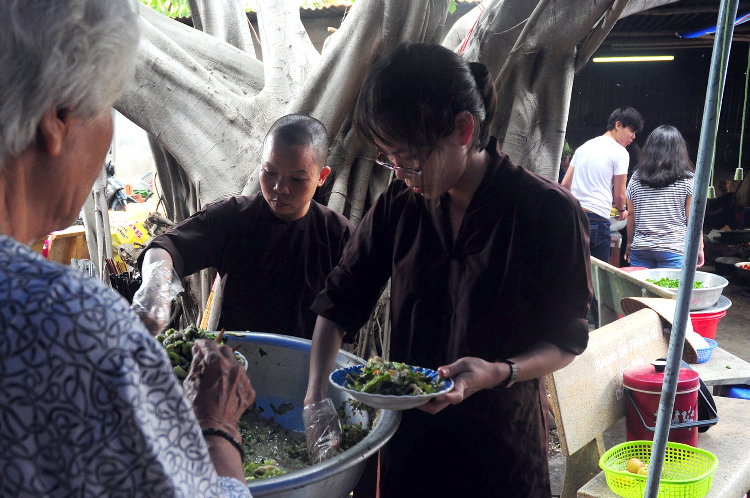 Chùa Bảo Minh là chùa dành cho các tăng ni, ni cô. Các sư cô rất nhiệt tình chăm chút bữa ăn cho các sỹ tử.Ở chùa chỉ có cơm chay, nhưng các ni cô vẫn cố gắng làm thật ngon và sạch sẽ.