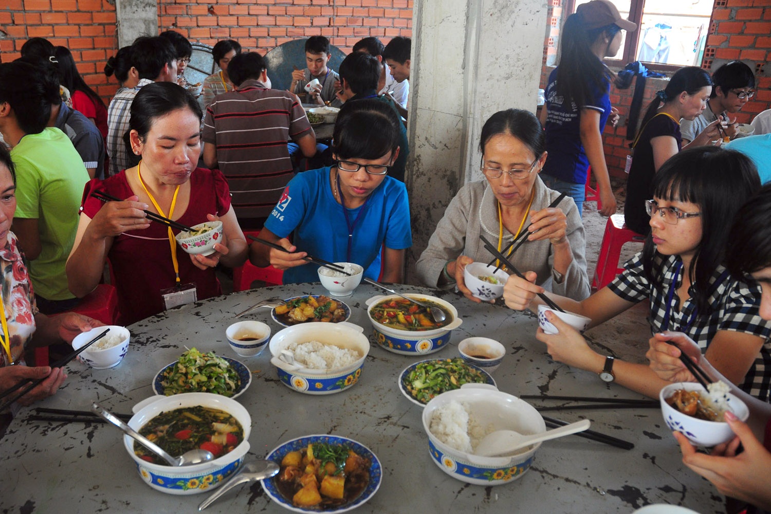 Mỗi ngày, nhà chùa đều làm cơm ba giờ đầy đủ cho phụ huynh và các em.