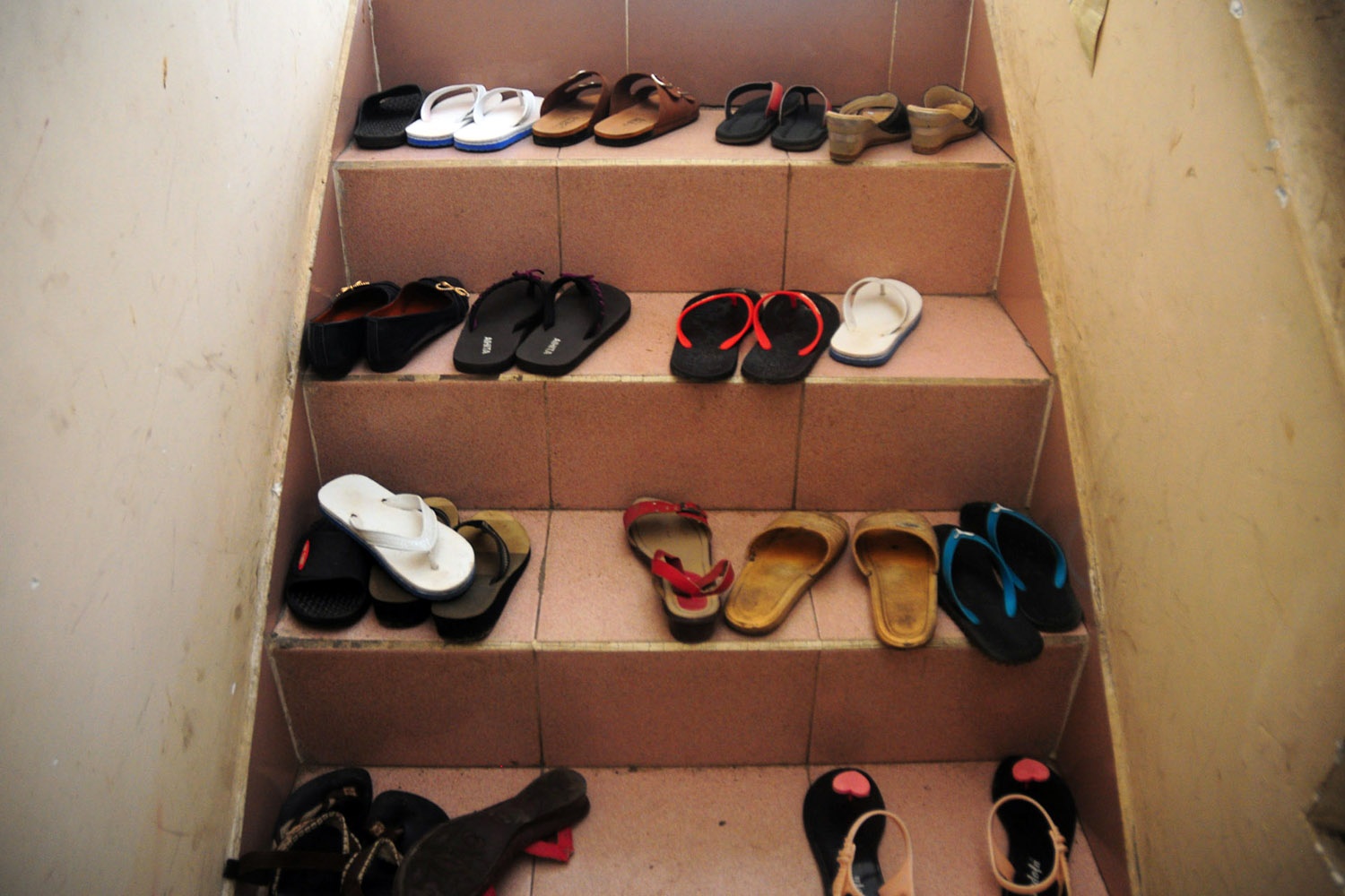 Trong khi đó, các bạn nữ cùng người thân sẽ ở trên lầu.