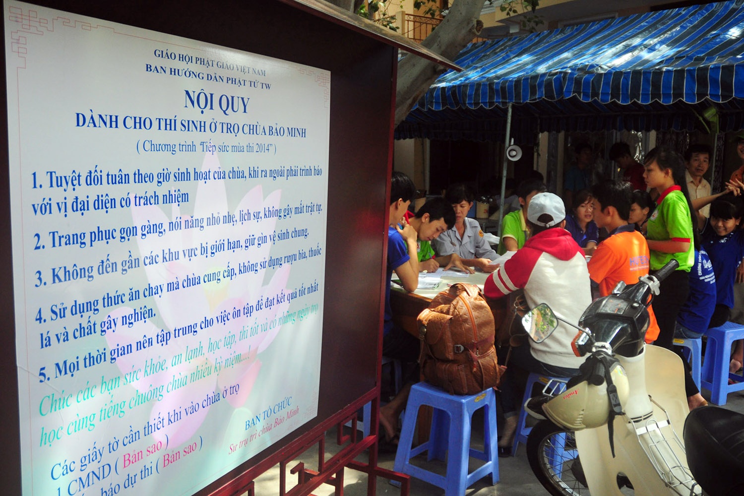Cũng như mấy năm trước, các sỹ tử và người thân muốn tá túc thì phải đăng ký và chấp hành nội quy của chùa.