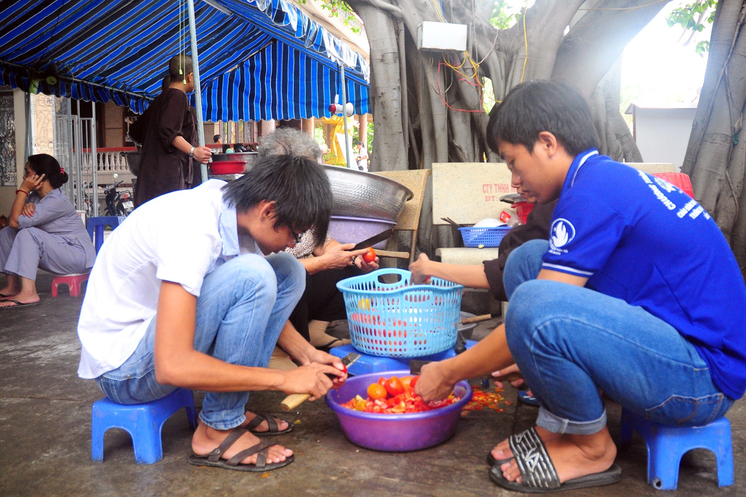 Nhóm tình nguyện viên cũng sẵn sàng xắn quần áo để nấu cơm cho các sỹ tử.