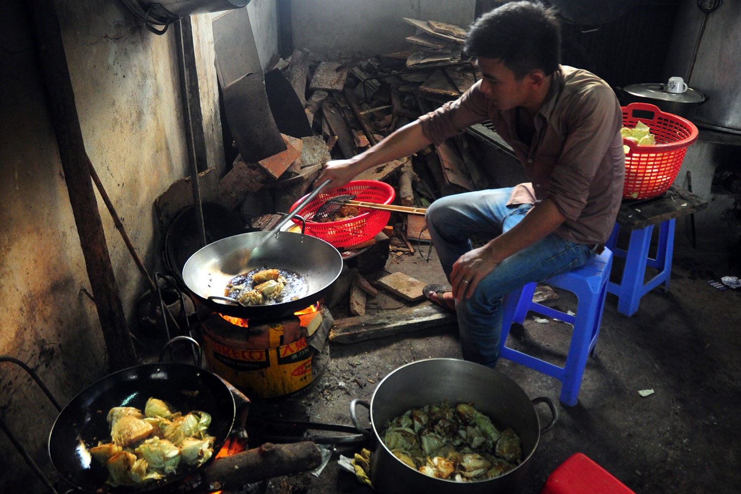 Lê Đức Dũng (Nghệ An) phụ giúp nấu ăn khi đưa em trai vào đi thi đại học.