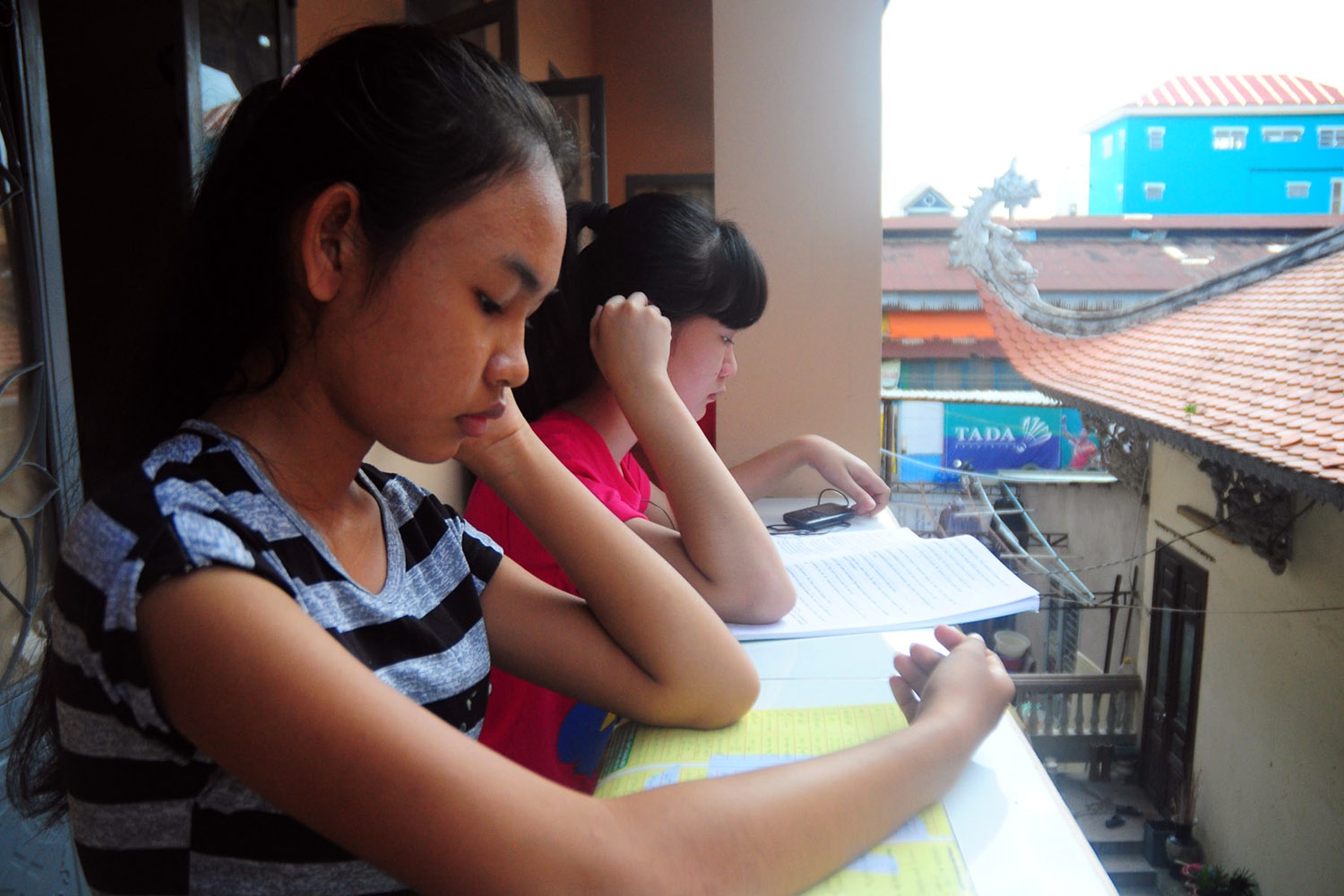 Trong khi đó, các sỹ tử vẫn miệt mài đèn sách để chờ kỳ thi sắp tới.Hai bạn trẻ Kim Thoa và Kim Huyền thi khác trường, nhưng cùng nhau ôn bài trên ban công của giảng đường nhà chùa.